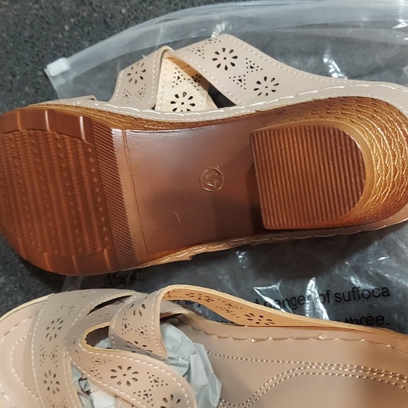 Women's 2 inch heel 41 9.5 size Sandals apricot beige color NWT buckle. - Picture 5 of 10